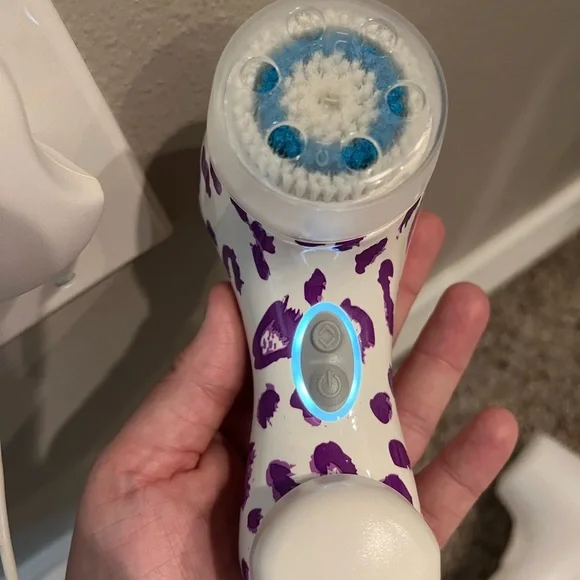 Clarisonic Mia 2 Purple Animal Print Cleansing Brush Set - Picture 4 of 4